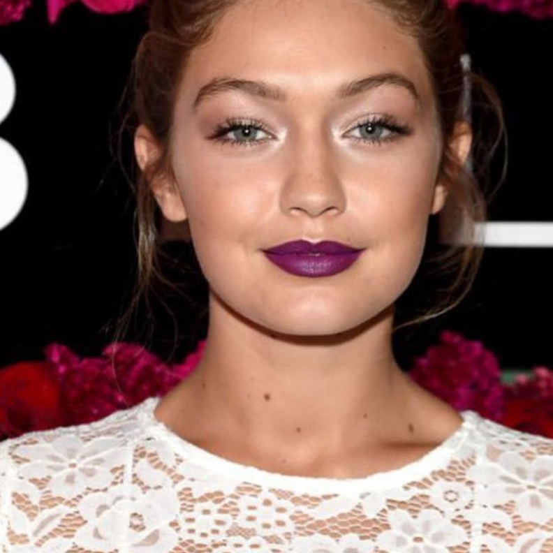 أحمر شفاه بنفسجي جريء اختارته جون سمالز ‏Joan Smalls