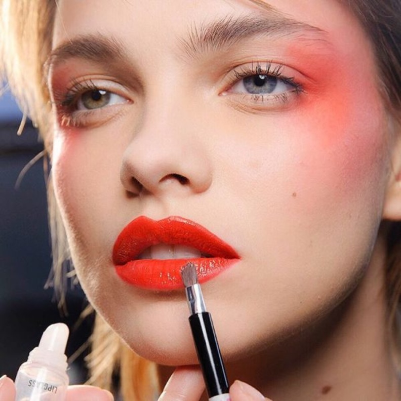 أحمر شفاه لماع لتكبير حجم الشفايف