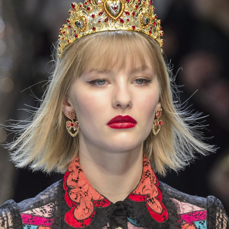 أحمر شفاه مشرق وبارز