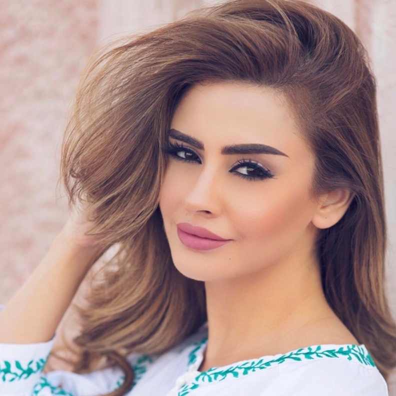 تعتمد شهد هذه الرسمة بمكياجها