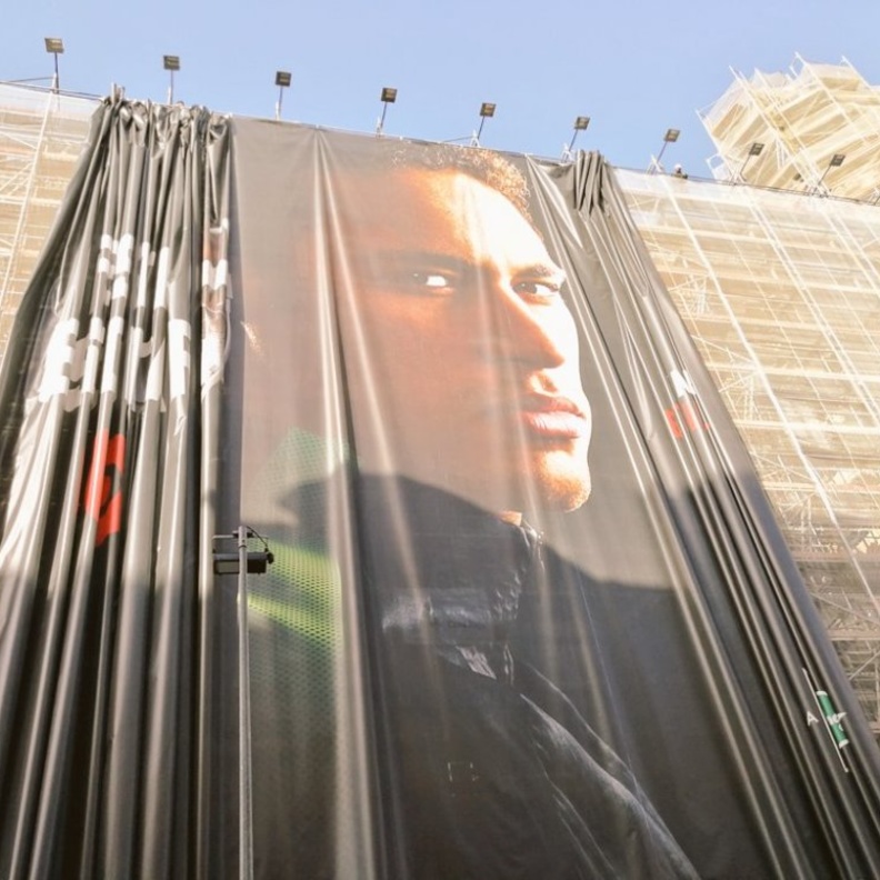 بدأت شوارع برشلونة في إزالة صور نيمار  