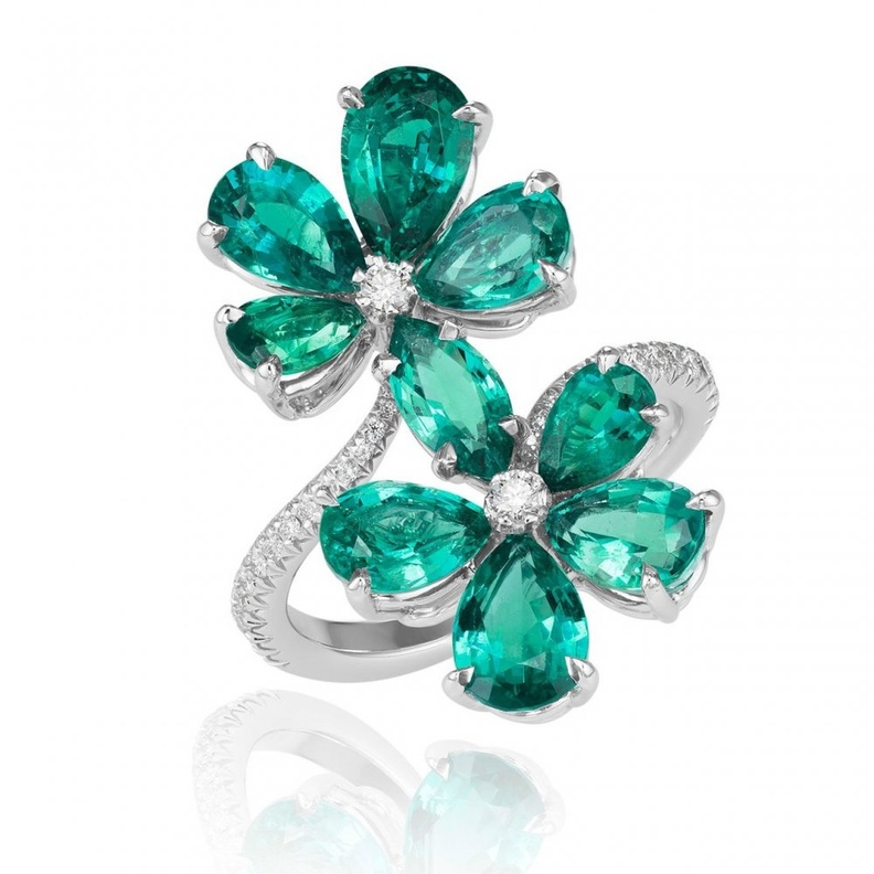 أقراط سوترا من الذهب الأبيض والياقوت الأزرق والذهب الوردي مع المرجان والاسبنيل