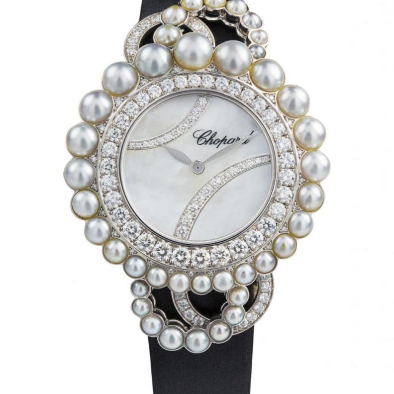 ساعة كارتييه من الذهب الأبيض والماس واللؤلؤ.