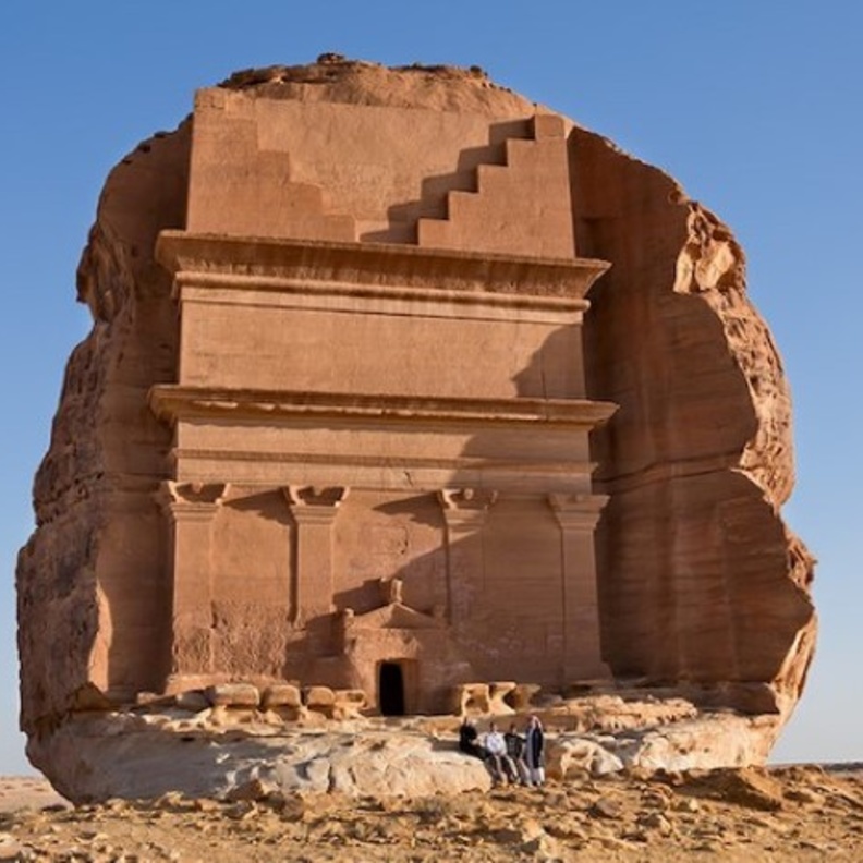 مدائن صالح أحد المعالم الشهيرة بالسعودية 