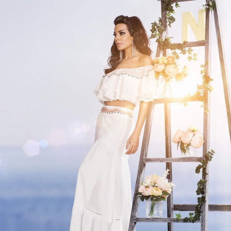 اطلالة صباحية أنيقة لنادين نجيم