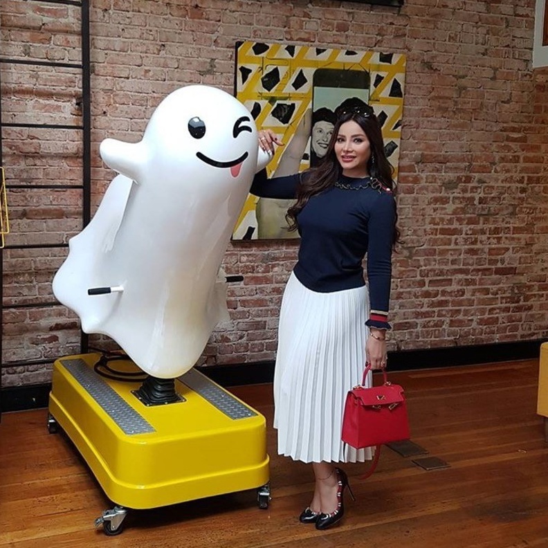 سهى نويلاتي واطلالة صباحية بالجينز 