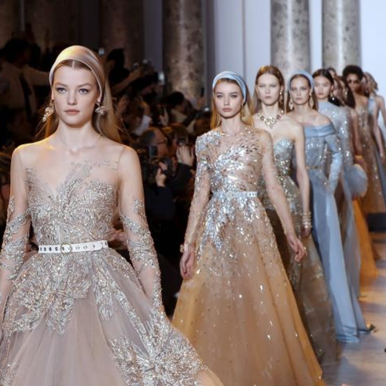 إيلي صعب يتغنى بعصر مصر الذهبي