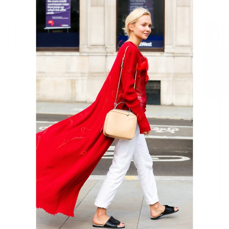 نسقي مع اطلالاتك الكاجول صنادل مسطحة صيفية وملونة