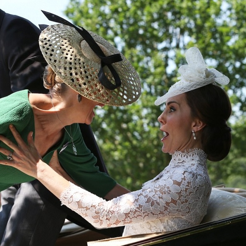 تعثرت صوفي  كونتيسة وسكس عند وقوفها في العربة التي تجرها الخيول والتي حضرت بها إلى سباق رويال أسكوت