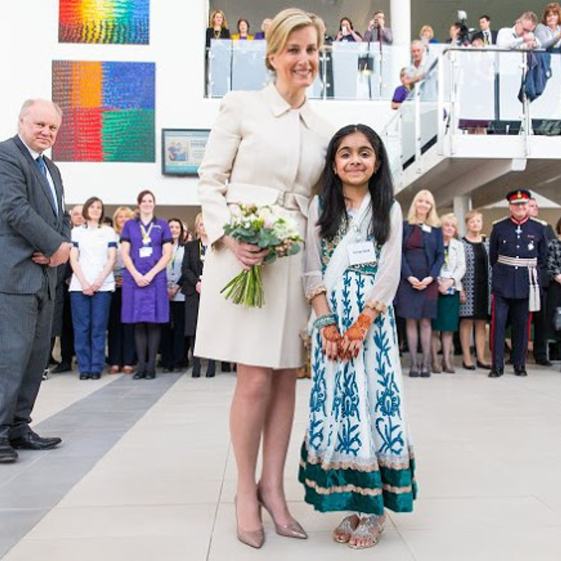 قامت صوفي كونتيسة وسكس بزيارة مستشفى Royal Stoke الجامعي في ستافوردشاير