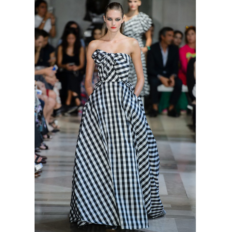 ازياء صيف 2017 مع الفساتين الطويلة المربعة على غرار تصاميم كارولينا هيريرا ‏Carolina Herrera