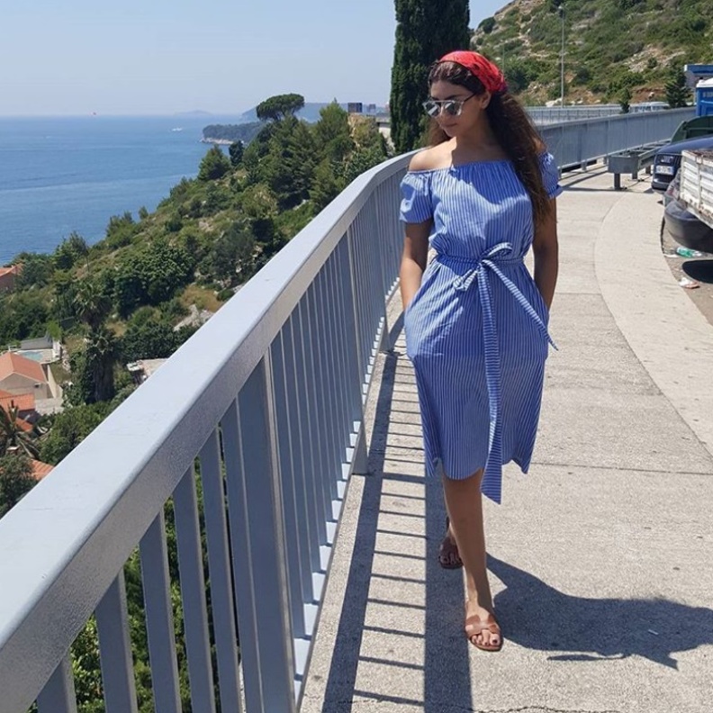 اختارت مريم سعيد في أحد أسفارها اطلالة كاجوال في بنطلون الجينز مع القميص الناعم