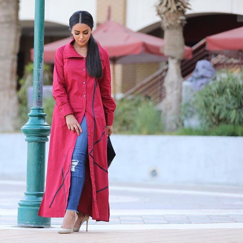 سوسن بفستان أحمر صيفي أنيق