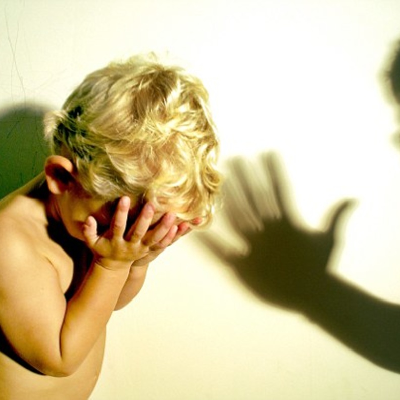 العنف ضد الاطفال يبدأ من المنزل 