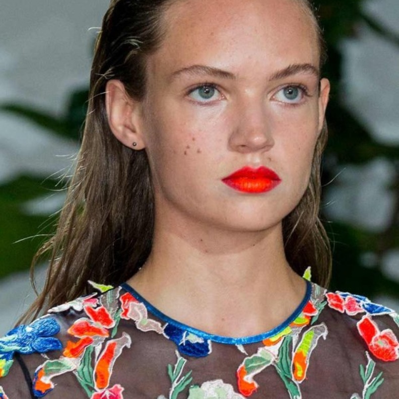 مكياج برتقالي مع الجفون الفاتحة والمسحوبة الى الخارج