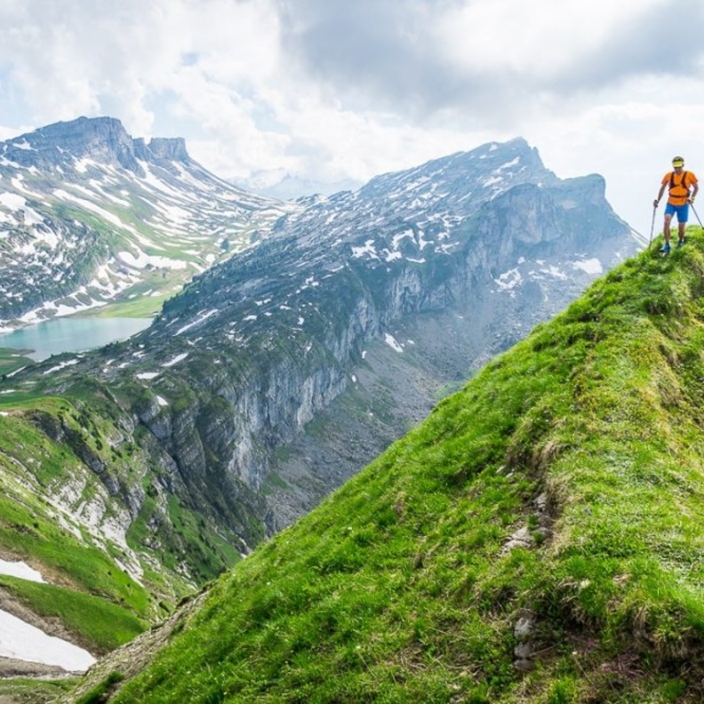 في موسم الصيف لن تحتاج إلى الزلاجات وأدوات التسلق لاستكشاف منطقة جبال الألب السويسرية