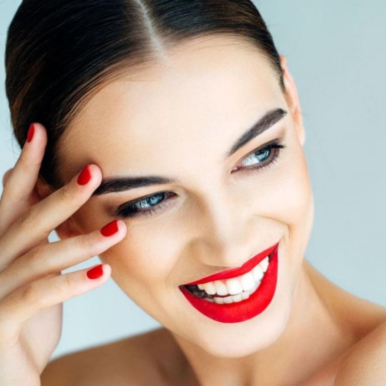 أربع طرق لتكثيف الحواجب طبيعياً