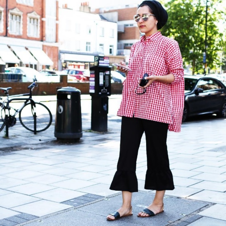 طلة أنيقة من دينا طوكيو ببنطلون الكشاكش