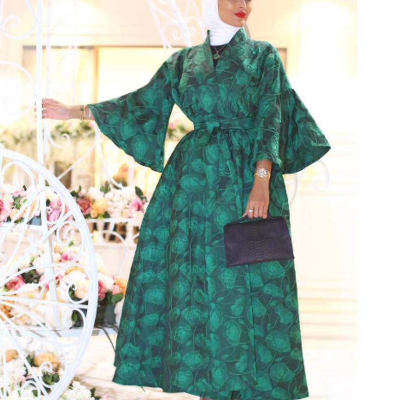 فستان طويل وألوان راقية تتألّق بها مرمر في إطلالة ملكية