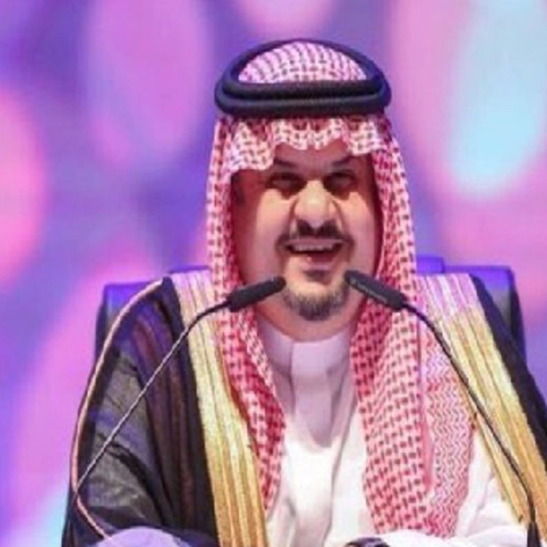 الأمير عبدالرحمن بن مساعد و إبتسامة على وجهه بعد تعليق أبنته.