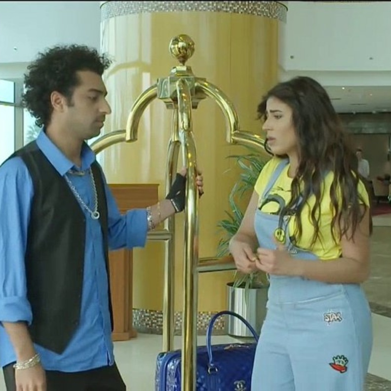 تحاول حياة الفهد إدارة فندقها رغم عدم خبرتها 