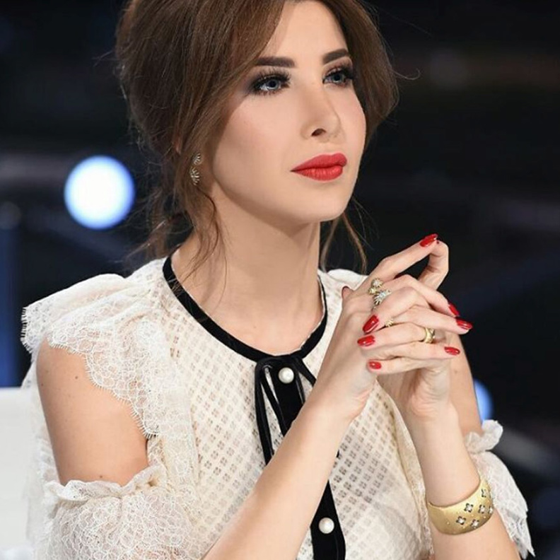 نانسي عجرم ترتدي اسواره ذهب من بوتشيلاتي