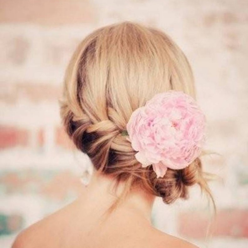 تسريحات عرايس مع اكسسوارات الورود