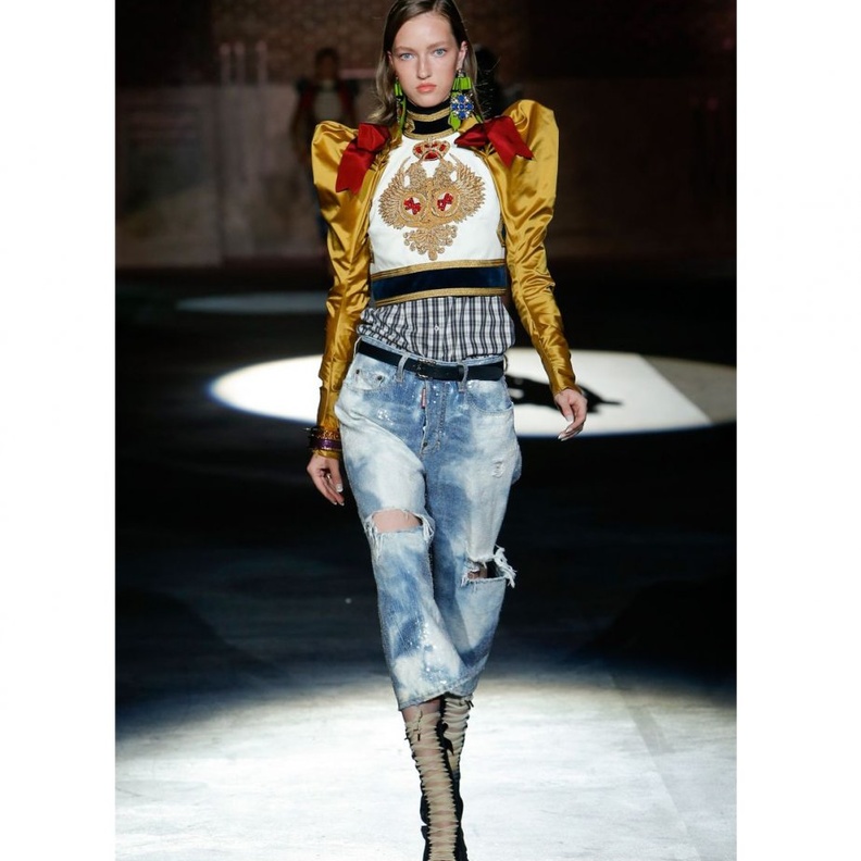 من عرض أزياء دار ديسكوارد لموسم ربيع ٢٠١٧