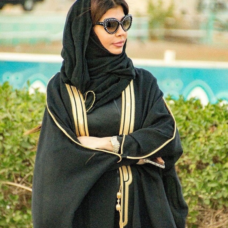 المصممة السعودية أميمة عزوز سفيرة الموضة العربية في إسبانيا 