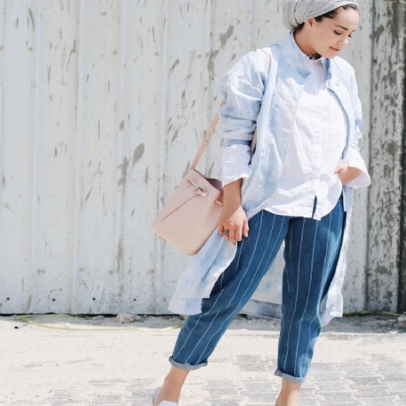 ستايل عصري اختارته المحجبة آسيا بسروال جينز مخطط باللون الأزرق نسّقته بأسلوب هاديء وناعم