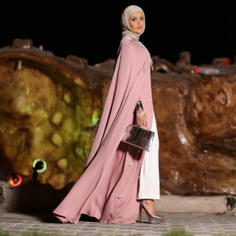 عباية عصرية باللون الزهري الفاتح مع مرمر