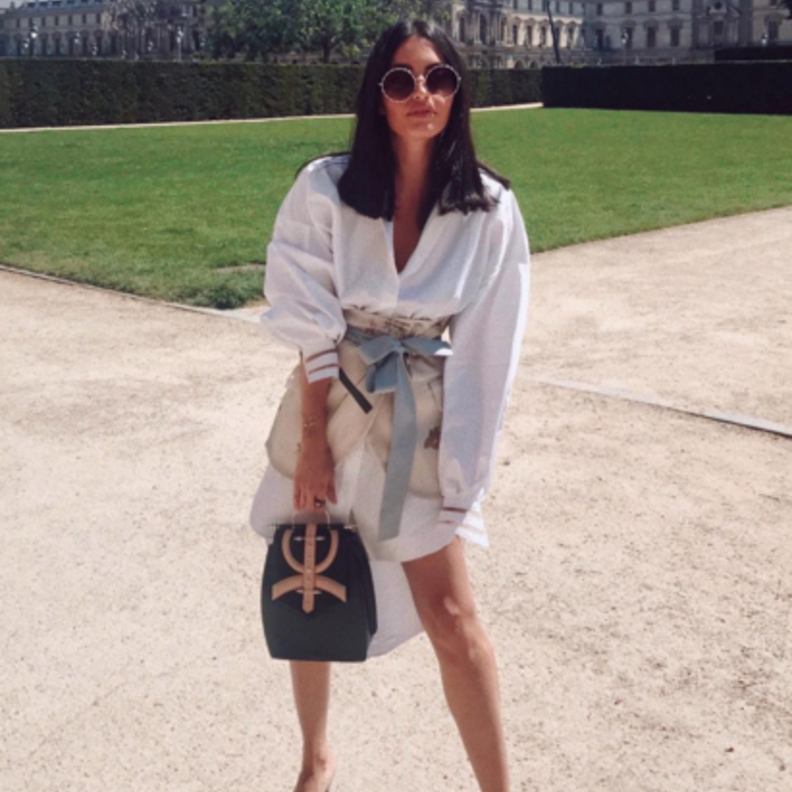 نسقت كارن وازن بخازي اطلالة صباحية كاجوال في توب مزينة بالكشكش مع شورت جينز قصير