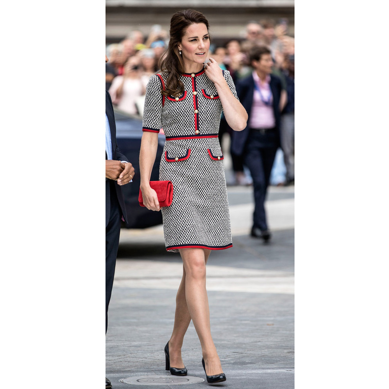 سيلين ديون مشرقة بموضة الملابس الرياضية باللون الازرق القوي والتصميم الواسع