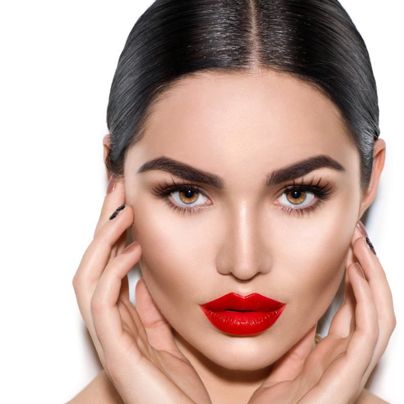 اجعلي عظمة الخد جذابة وبارزة