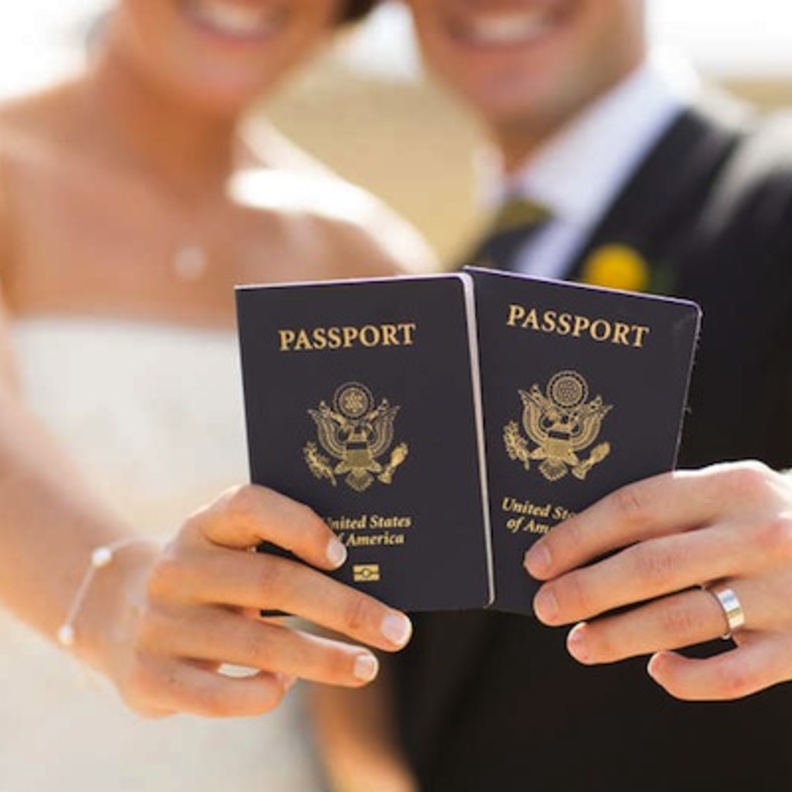 احرصي على وضع نسخ من وثيقة السفر وهويتك وأوراقك الرسمية واحزميهم مع حقائبك