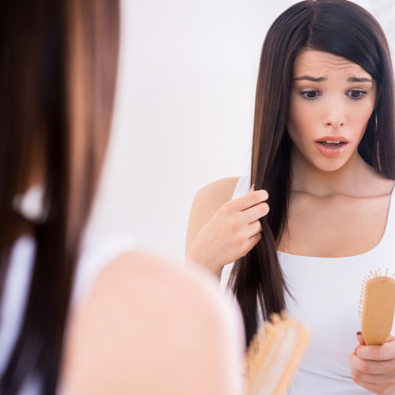 يجب عليك أن تتعرفي على أسباب تساقط الشعر وتحاولي أن تتجنبيها