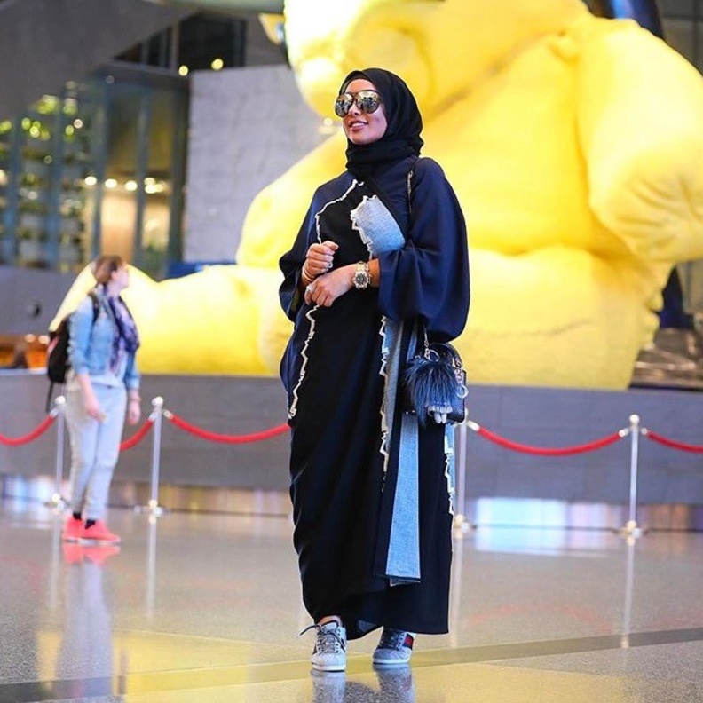 عباية عملية سوداء مع قطع من قماش الجينز