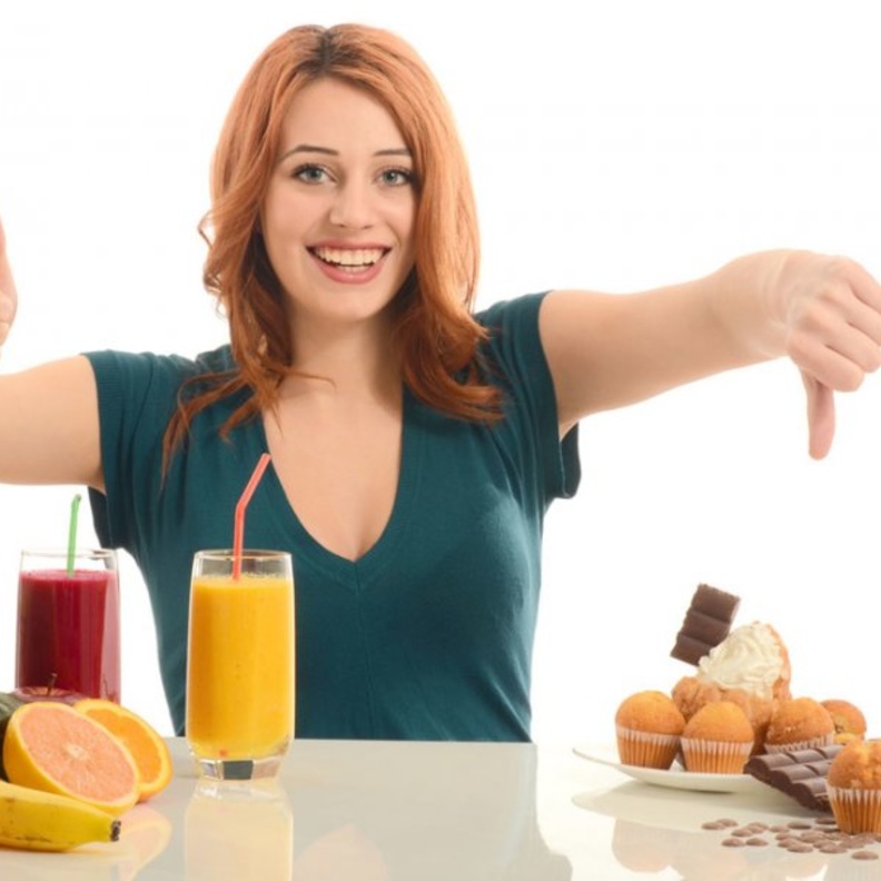 الابتعاد عن الحلويات الدسمة واستبدالها بالعصائر الطبيعيةوالفواكة الطازجة
