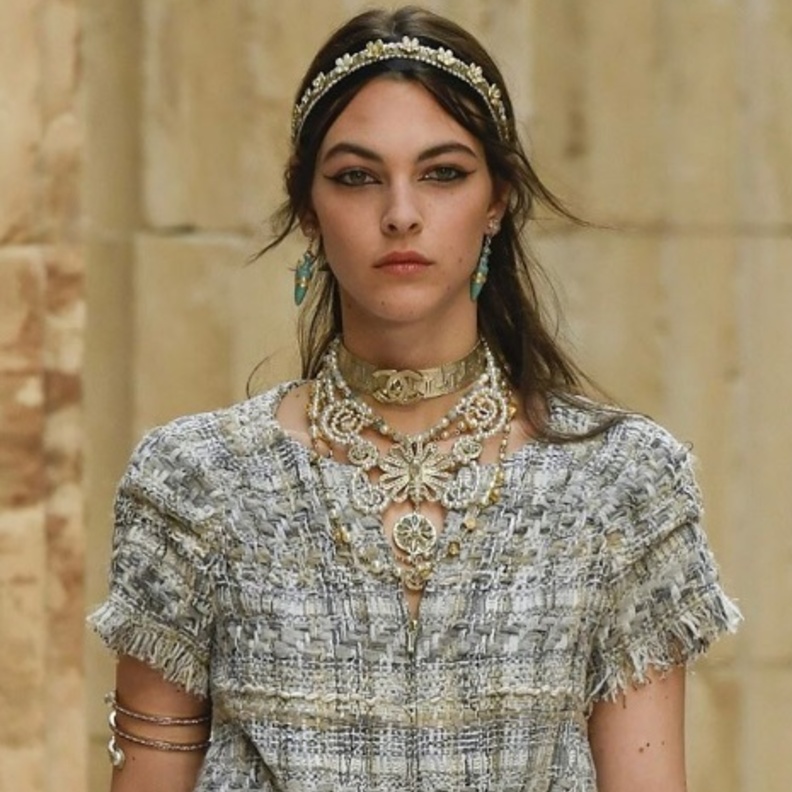 اكسسوارات شعر بارزة في مجموعة شانيل كروز 2018