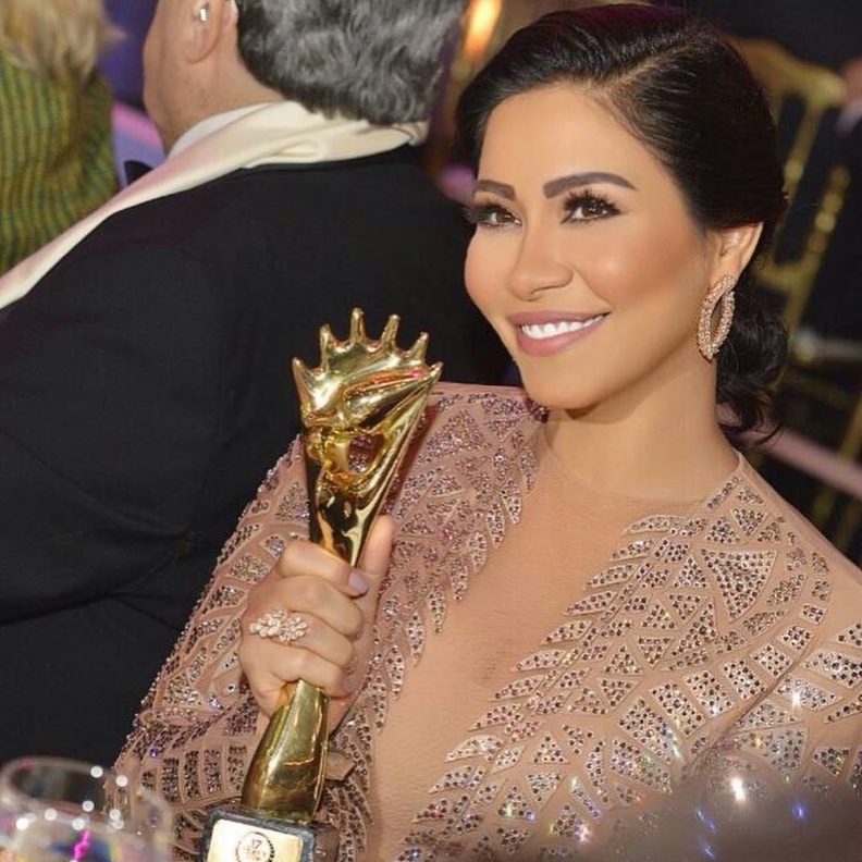 نانسي عجرم حافظت على رسمات عيون ناعمة مع البشرة البيضاء والشفايف النود.