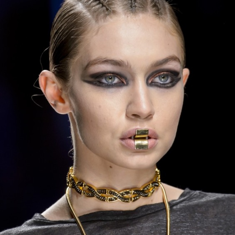 مكياج عيون بارز من دار بالمان Balmain