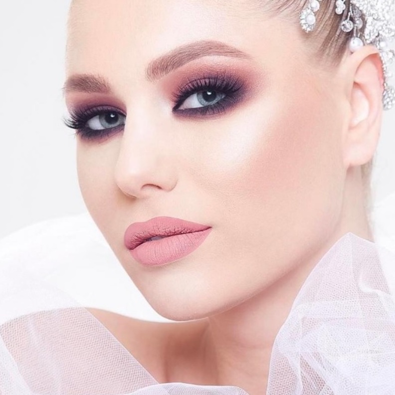مكياج جذاب للعروس البيضاء.