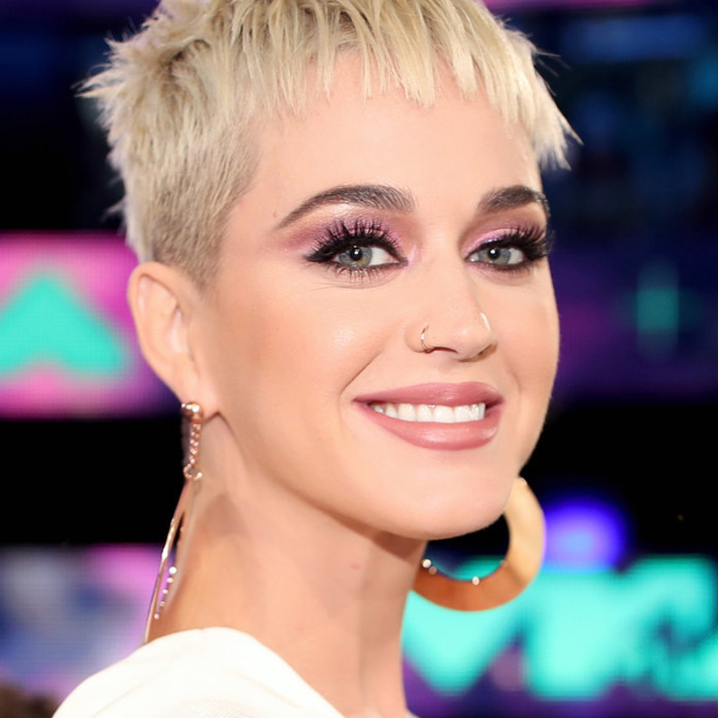 مكياج عيون وردي من اختيار كاتي بيري Katy Perry
