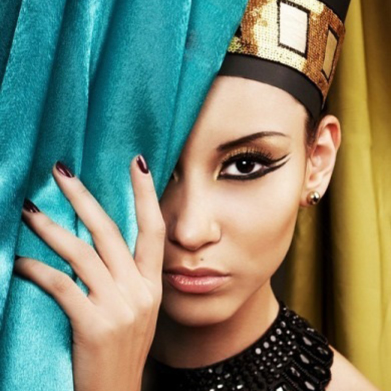 ي عيونك بالآيلاينر المسحوب