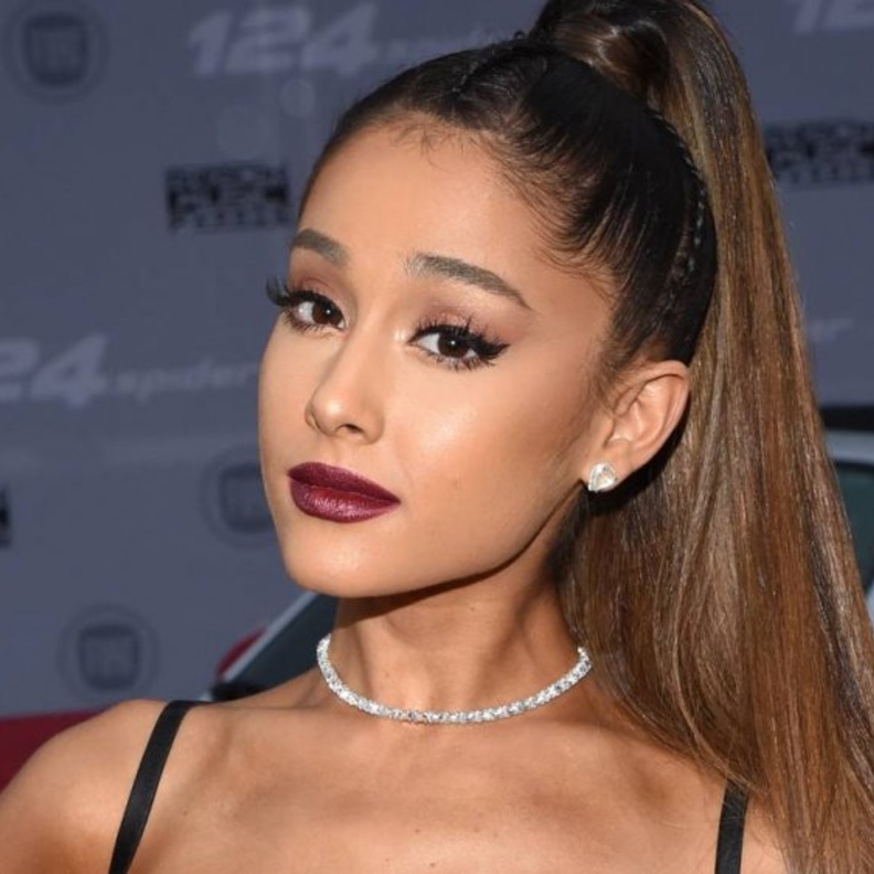 اريانا غراندي تلغي جميع حفلاتها في أوروبا