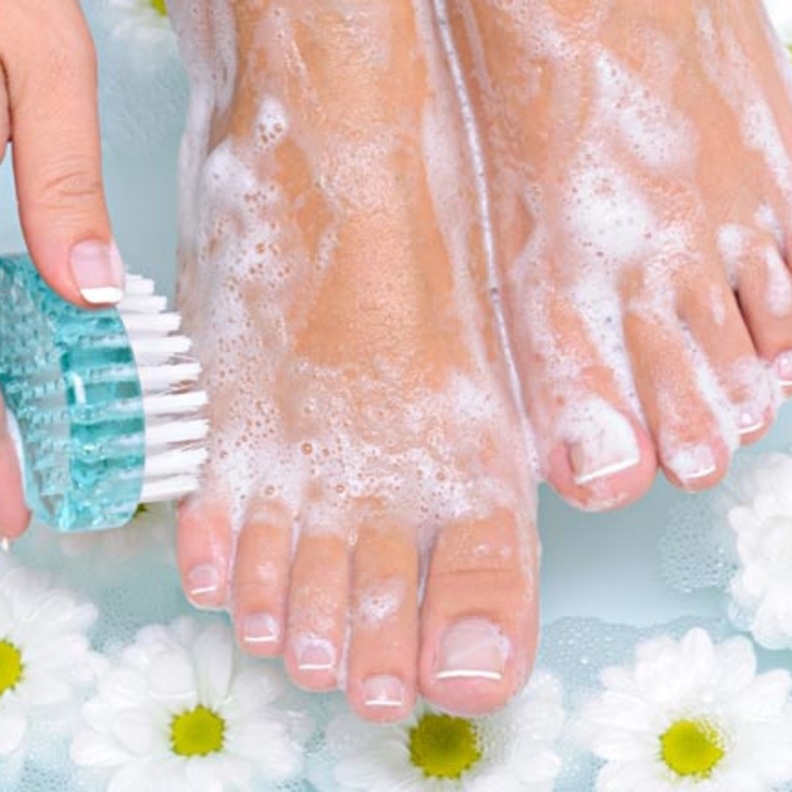 غسل العناية بالقدمين ضرورة لمرضى السكري