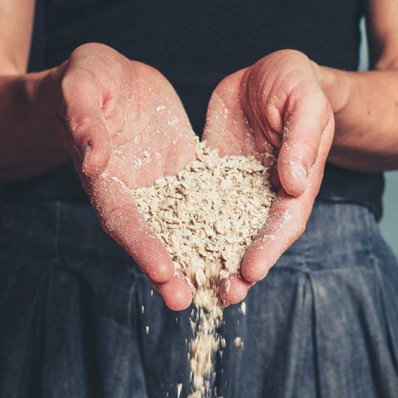 تناولي وجبة الشوفان و الزبادي على الفطور و الغذاء لانقاص الوزن الزائد