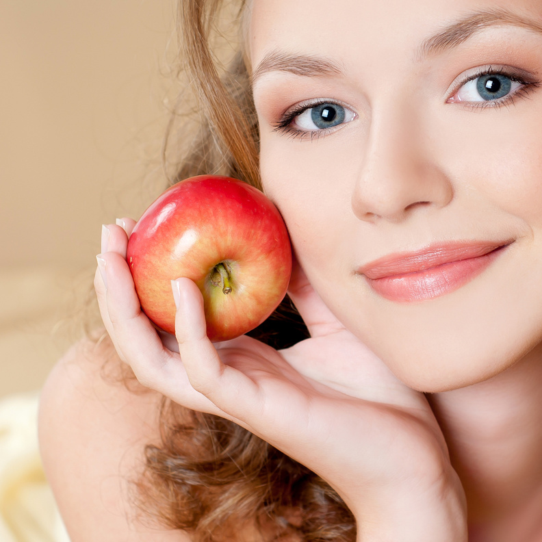 التفاح غني بالفيتامينات التي تحفز إنتاج الكولاجين الذي يحمي البشرة من التجاعيد ويعطيها إشراق