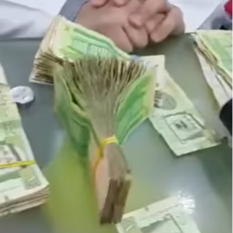 فيديو: سعودي يكشف أموال جمعها متسول في يوم واحد .. والرقم خيالي! 