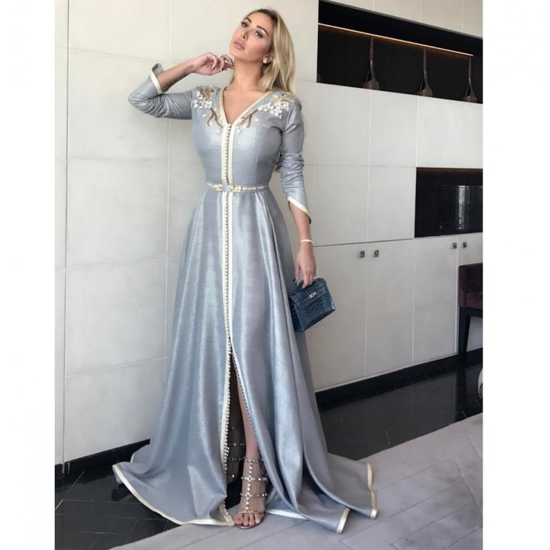 قفطان فاخر وفضي يحتوي على تطريزات ناعمة